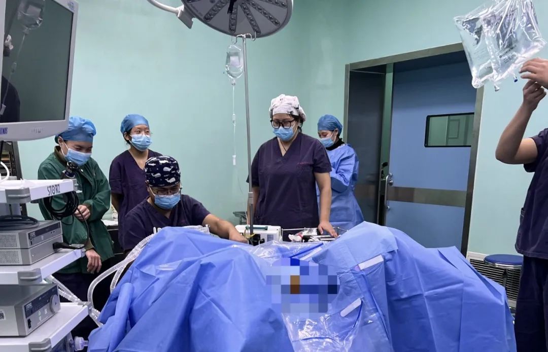 济南南郊医院泌尿外科实施输尿管镜钬激光碎石术