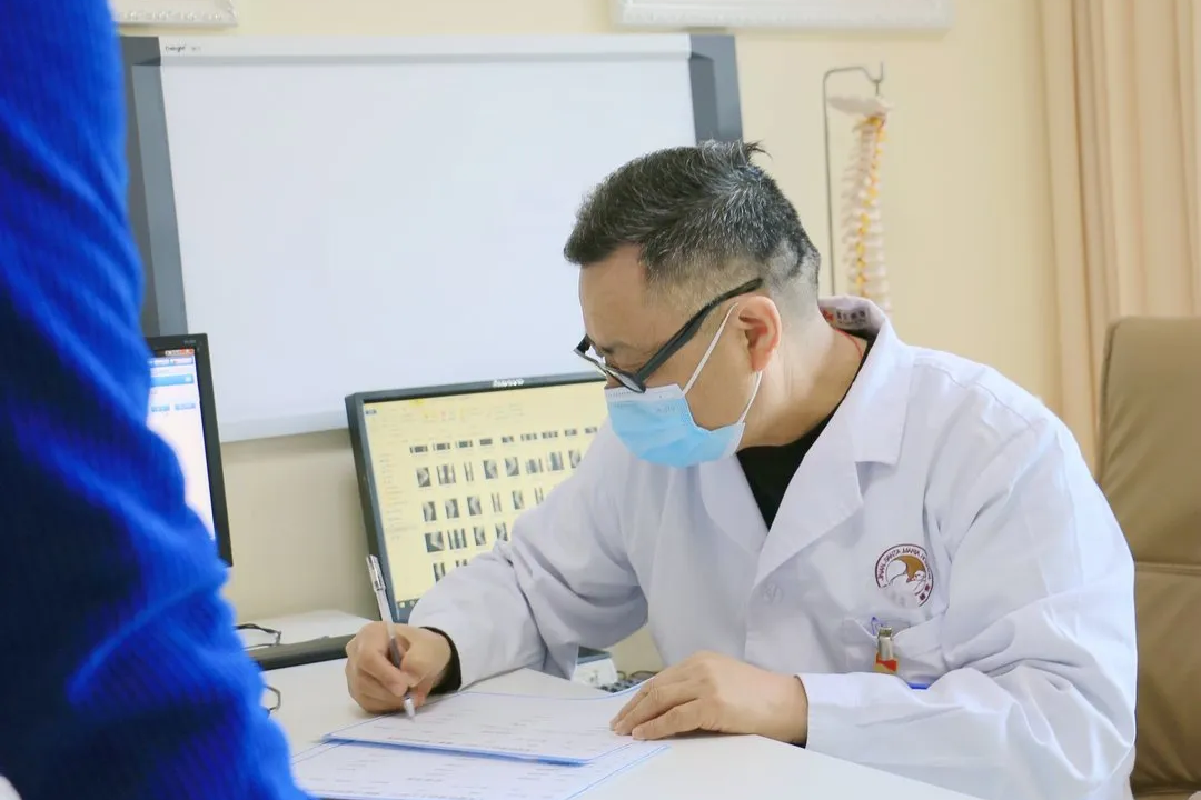 济南南郊医院骨科李守斌主任：四十余年匠心守护，深耕临床的“硬核”医者